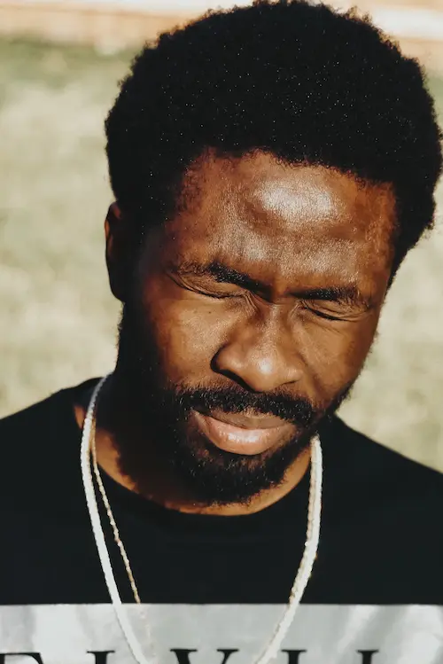 Un homme avec les yeux fermés.